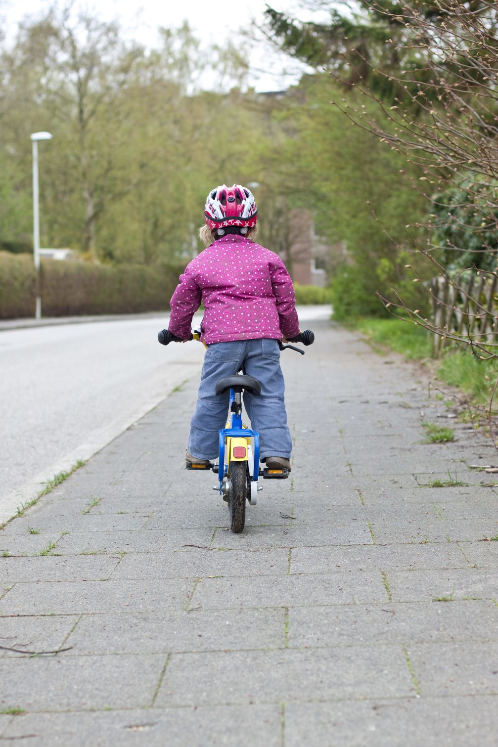 "Startklar auf zwei Rädern: Aber nur auf dem Gehweg!" Bild: "obs/Wort & Bild Verlag - Gesundheitsmeldungen/picture alliance/Westend61"