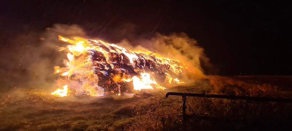 Die Strohballen wurden kontrolliert abbrennen gelassen. Bild: Feuerwehr