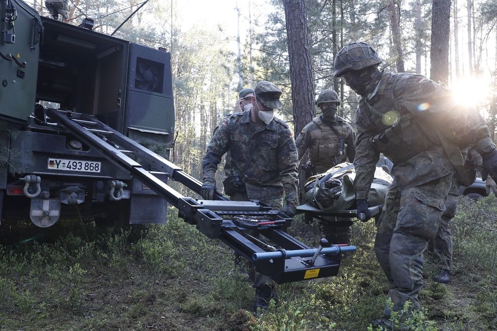 Um mit der Kampftruppe zusammenarbeiten zu können, müssen die Sanitätssoldatinnen und -soldaten sowohl die eigene Technik als auch das militärische Handwerkszeug beherrschen. Bild: Bundeswehr Fotograf: Kieron Kleinert