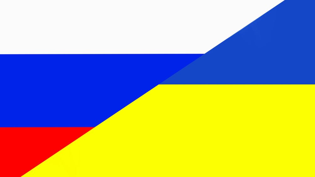 Russische und ukrainische Flaggen (Symbolbild) Bild: Veronaa / Gettyimages.ru