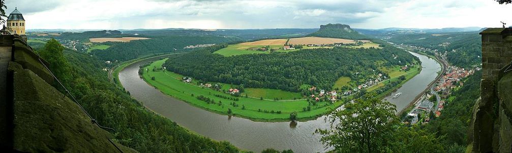 Blick von der Festung Königstein über den Königsteiner Elbebogen auf den Lilienstein (415 Meter). Die Aufnahme wurde aus 8 Einzelbildern zusammengefügt.