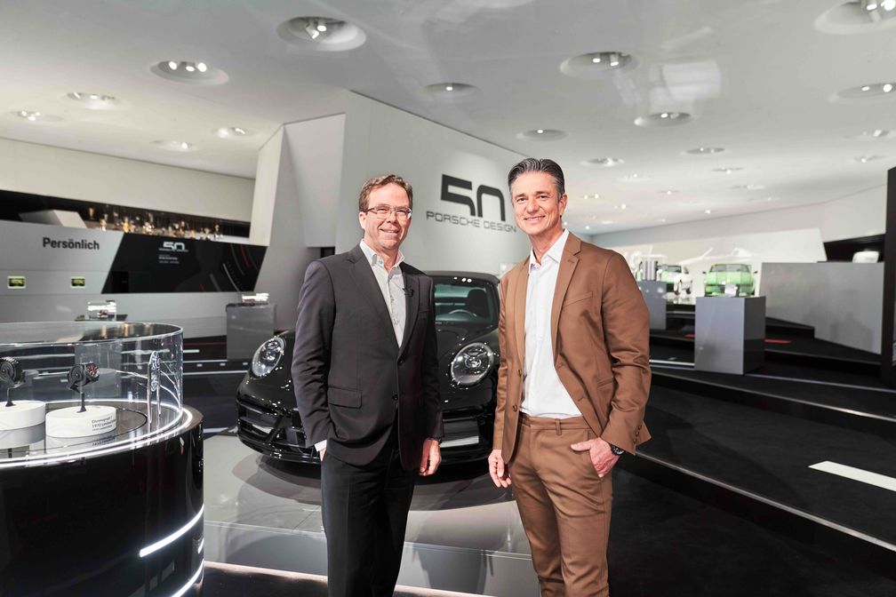 Dr Jan Becker, CEO Porsche Design mit Lutz Meschke, stellv. Vorstandsvorsitzender und Mitglied des Vorstands Finanzen und IT, Porsche AG / Weiterer Text über ots und www.presseportal.de/nr/161124 / Die Verwendung dieses Bildes ist für redaktionelle Zwecke unter Beachtung ggf. genannter Nutzungsbedingungen honorarfrei. Veröffentlichung bitte mit Bildrechte-Hinweis. Bildrechte: Porsche Design Fotograf: Jules Esick