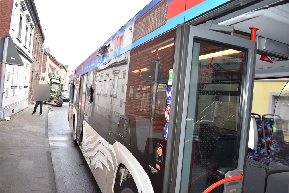 An dem Bus entstand Totalschaden. Bild: Polizei