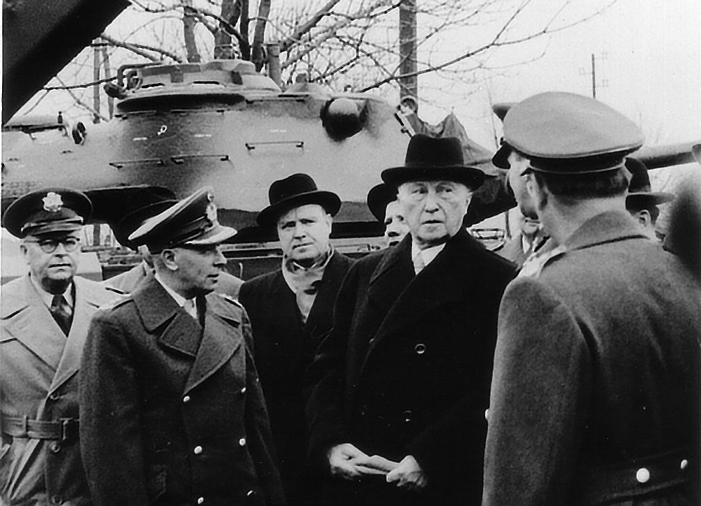 Bundeskanzler Adenauer bei seinem Besuch in Andernach vor dem frisch gelieferten militärischen Großgerät  Bild: "obs/Presse- und Informationszentrum Sanitätsdienst"