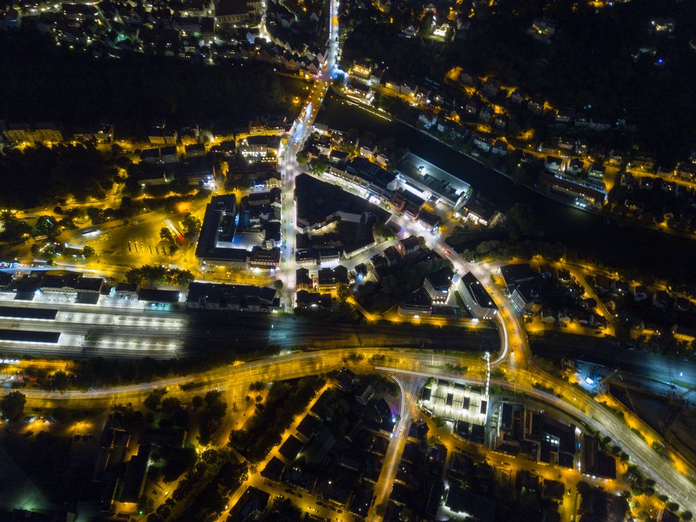 Die neuen, weißen LED-Straßenlaternen tauchen Straßenzüge in ein ganz anderes Licht als Natriumdampflampen (Tübingen)