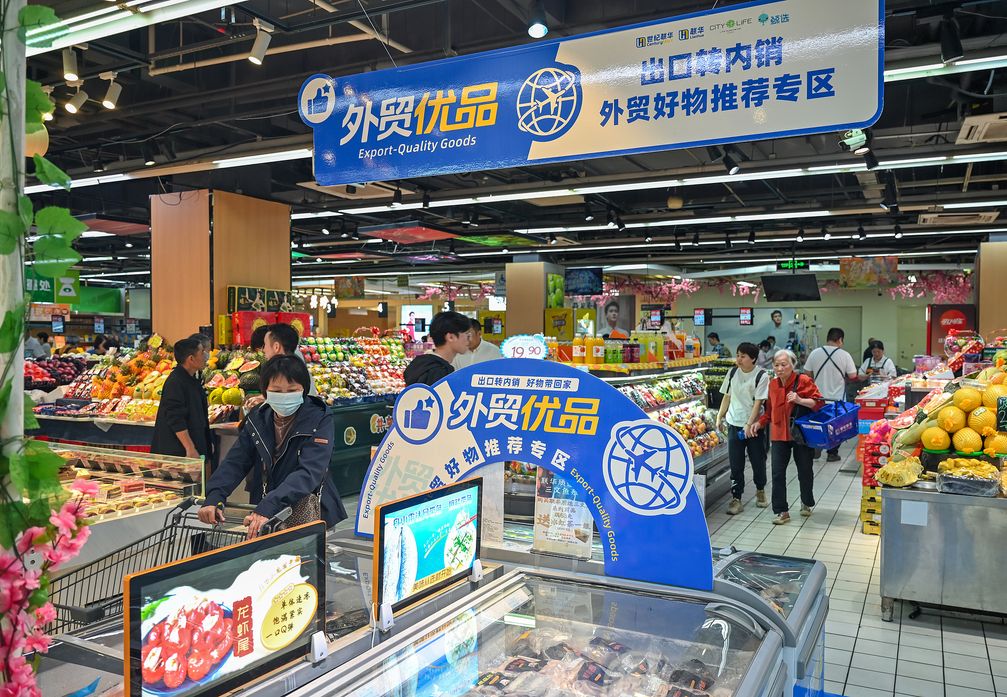 People shop at a special area for foreign trade premium products at a supermarket in Hangzhou, east China's Zhejiang Province, April 23, 2025. Bild: VCG