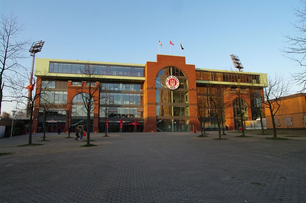 FC St. Pauli : Südlicher Eingangsbereich des Millerntor-Stadions nach dem Neubau der Südkurve 2009.