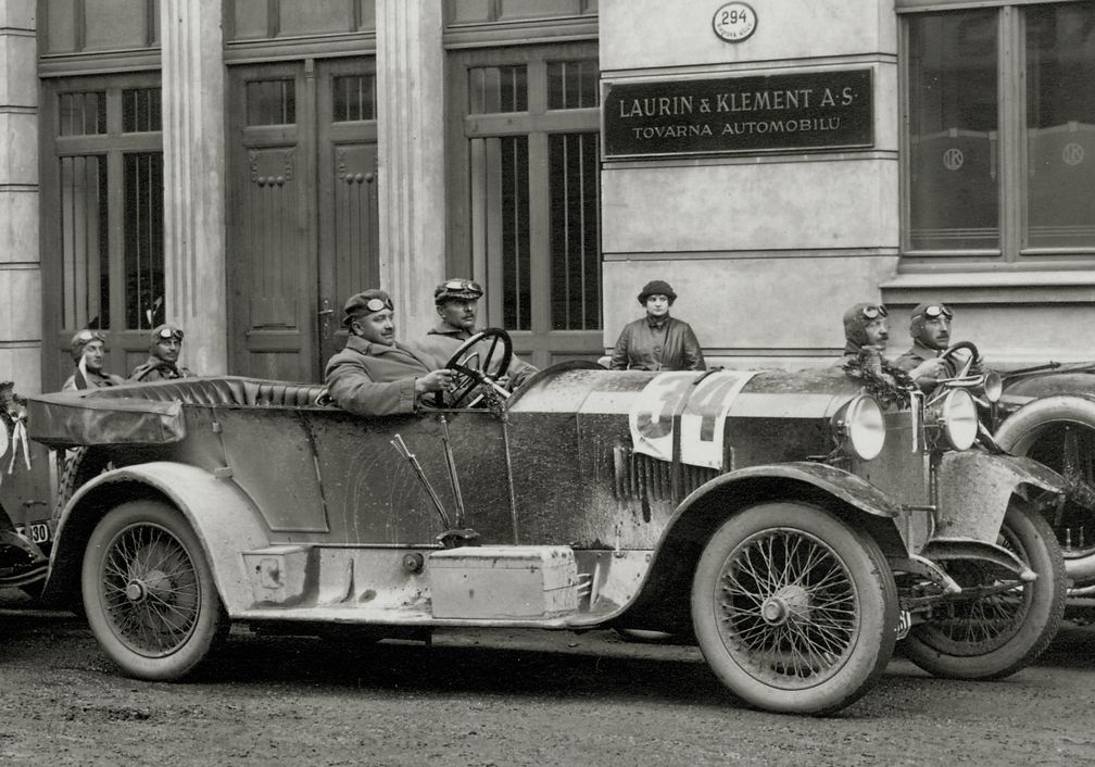 Das Team von Laurin & Klement mit dem legendären Rennfahrer Sascha Kolowrat-Krakowsky  Bild: SMB Fotograf: Skoda Auto Deutschland GmbH