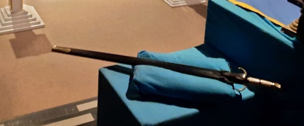 Schwert mit dunkler Scheide. Bild: Polizei