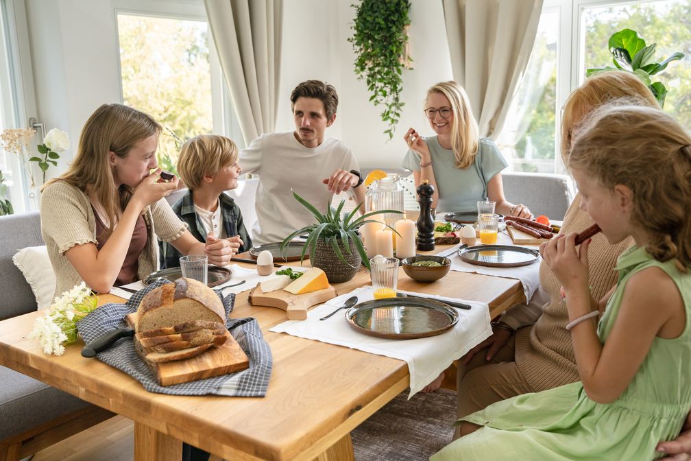 Der Familienalltag an einer Eckbankgruppe. Bild: Naturnah Möbel Fotograf: Naturnah Möbel