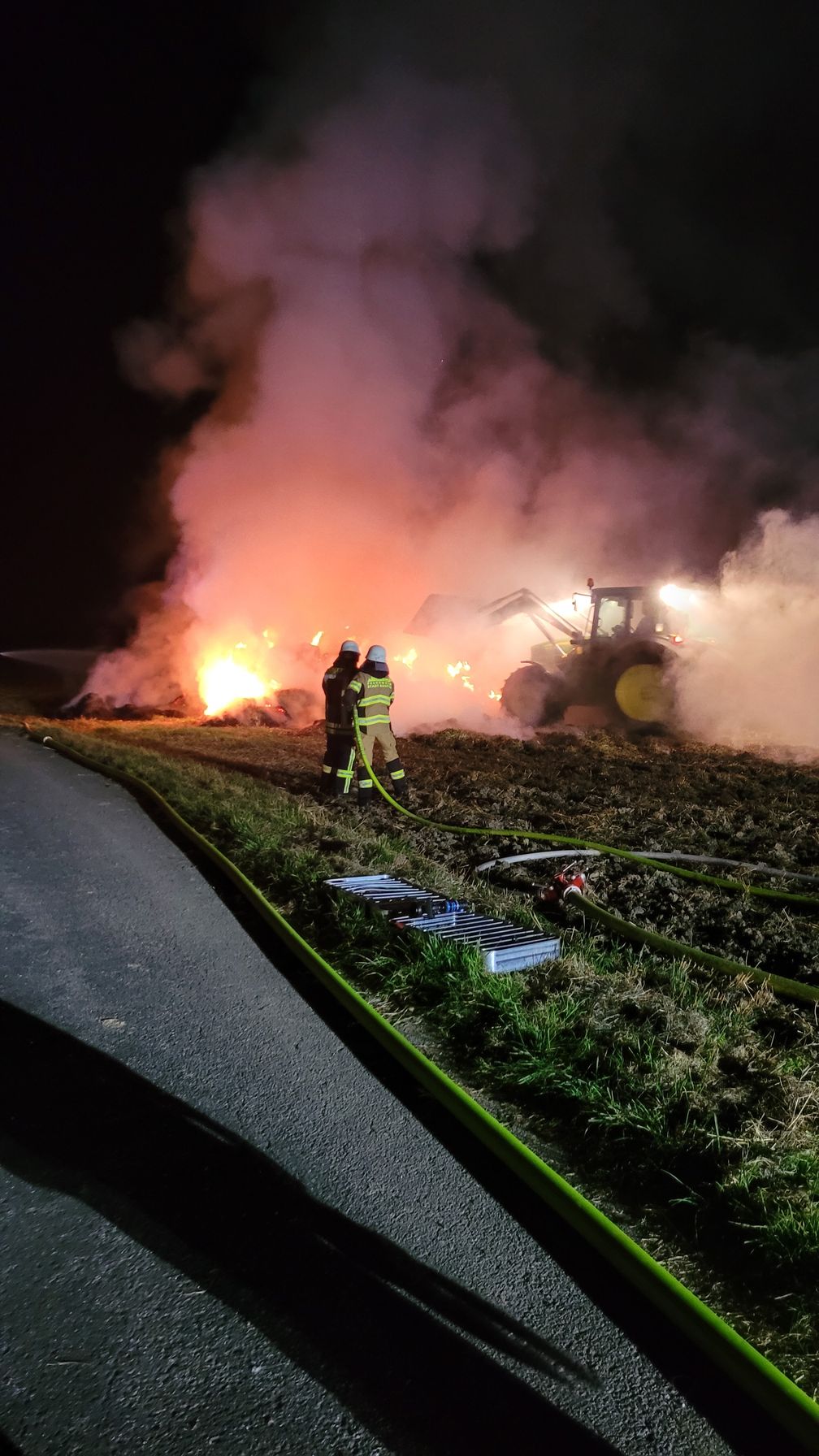 Der Brand wurde mit mehreren Strahrohren bekämpft Bild: Feuerwehr