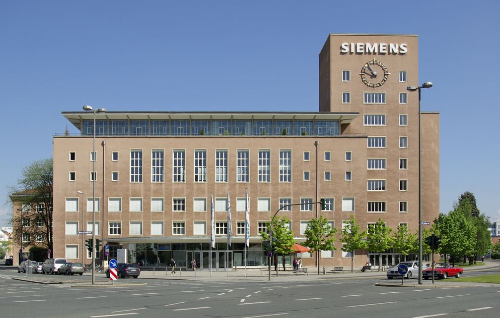 Der „Himbeerpalast“, ein Siemens-Bürogebäude in Erlangen