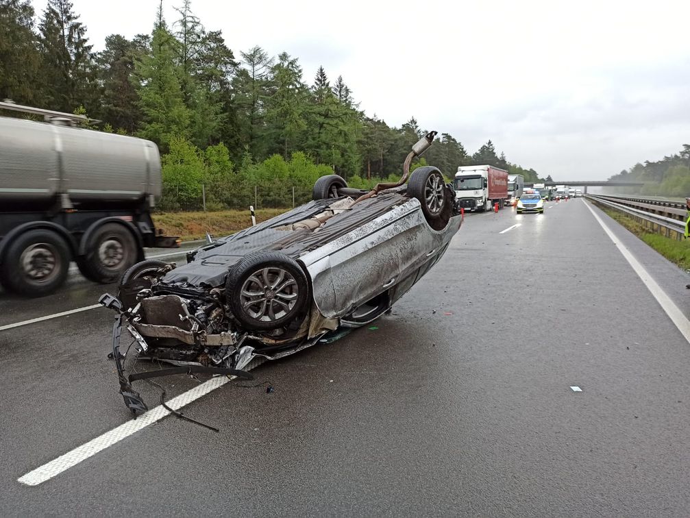 Verunfallter Mercedes Bild: Polizei