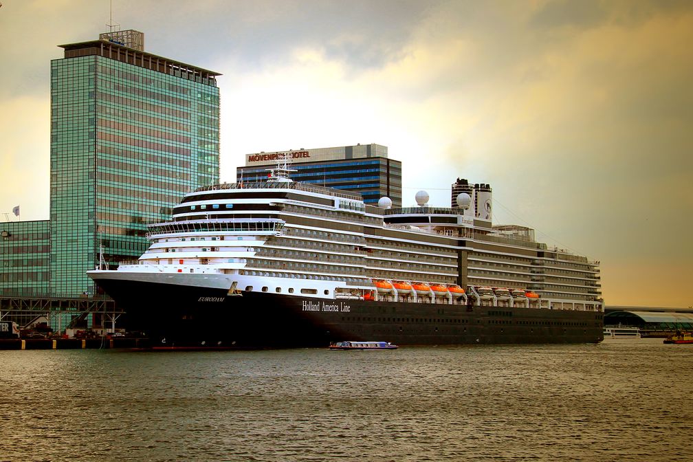 Die Eurodam der Holland America Line in Amsterdam. Bild: Cyberexxflixx /  wikipedia.org