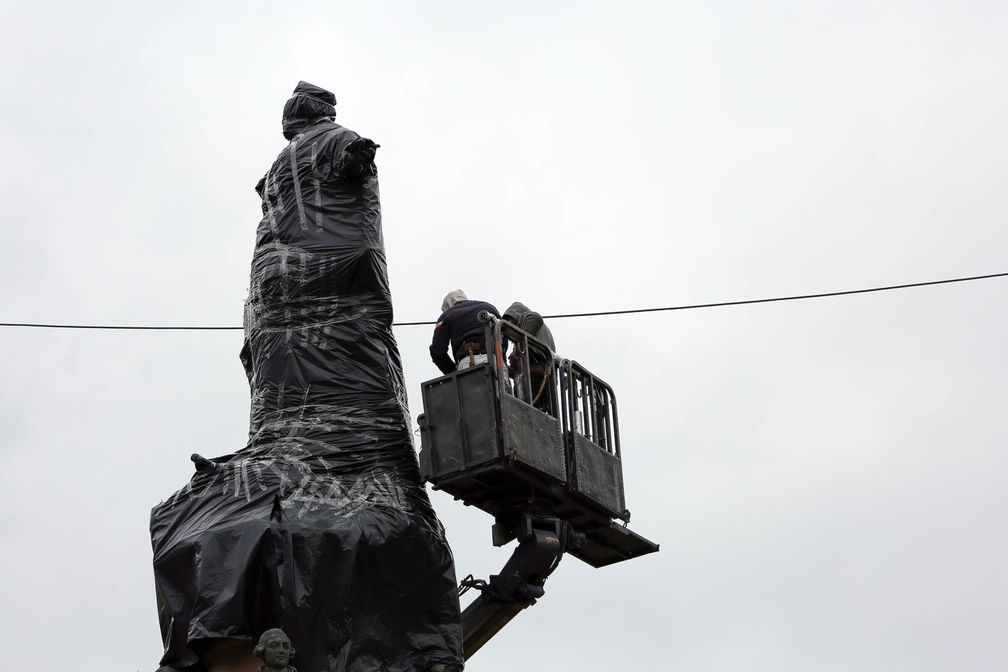 Archivbild: Odessa, Arbeiter umwickeln das Denkmal für Katharina II. mit einer Plane. Bild: Viacheslav Onyshchenko / SOPA Im / Legion-media.ru