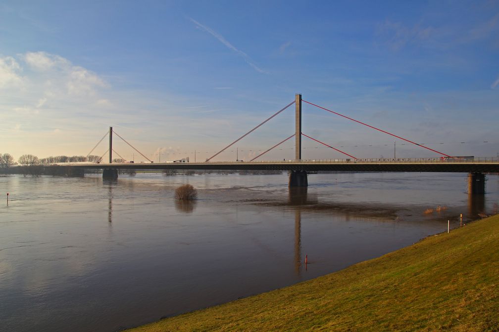 Die Rheinbrücke Leverkusen ist die Überführung der A 1 und damit des nördlichen Kölner Autobahnrings über den Rhein.