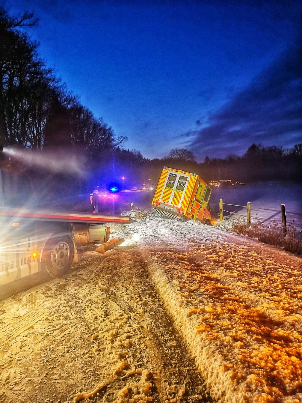 Bergung des verunfallten Rettungswagen Bild: Polizei