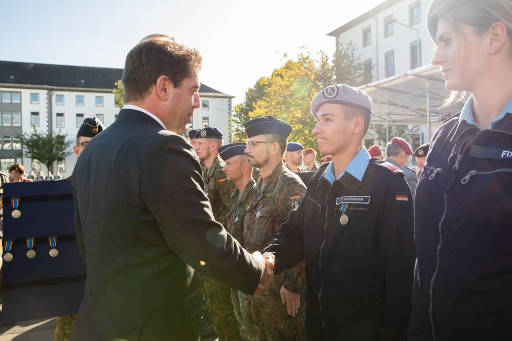 Der Parlamentarische Staatssekretär im Verteidigungsministerium, Thomas Hitschler, zeichnet einen der Helfer aus, die während der Flutkatastrophe 2021 Großartiges geleistet haben.