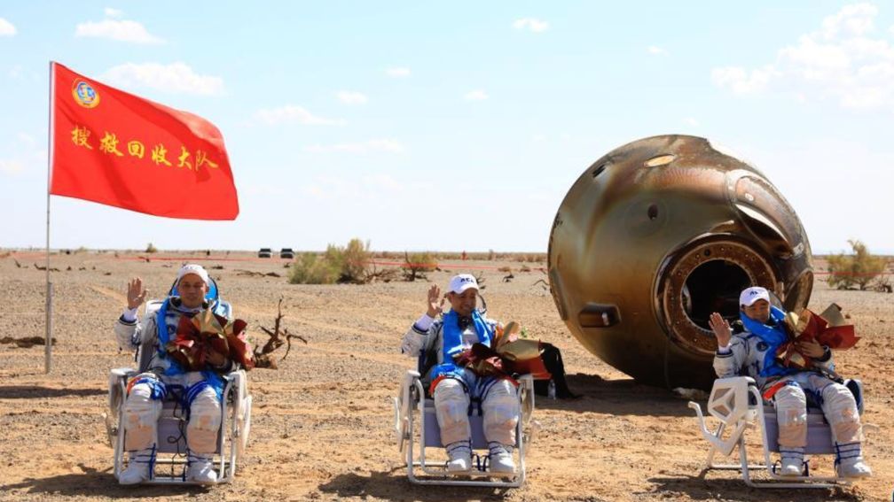 Chinese astronauts wave at crowds after landing safely at Dongfeng Landing Site in Inner Mongolia Autonomous Region, north China, September 17, 2021. Bild: Xinhua