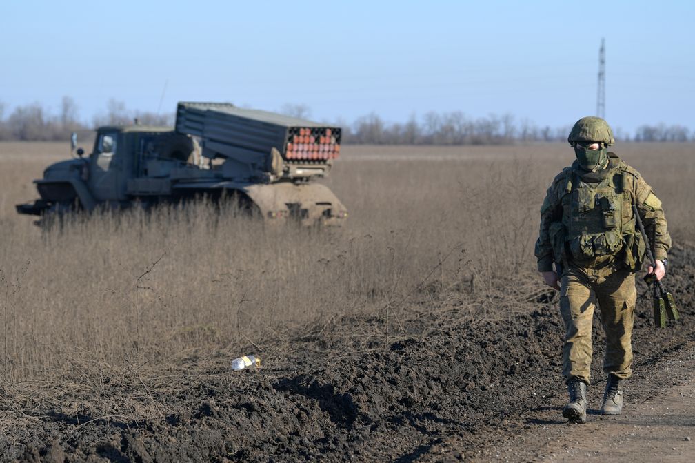 Ein russischer Soldat neben einem Tornado-G-Mehrfachraketenwerfer im Gebiet der Spezialoperation, 25. Januar 2023 Bild: Alexandr Galperin / Sputnik