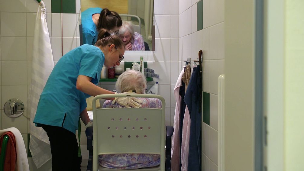 Suela bei der Morgentoilette mit einer Heimbewohnerin. / Bild: "obs/ZDF/Josi Biemelt"