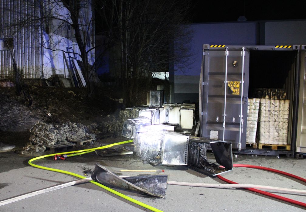 Durch das Feuer an den Anlieferungsrampen entstand ein Schaden von rund 50.000 Euro. Bild: Polizei Minden-Lübbecke.