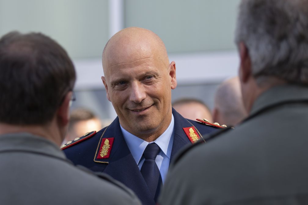 Der Inspekteur der Luftwaffe, Generalleutnant Ingo Gerhartz, spricht mit Soldaten am Tag der Bundeswehr 2018 in Holzdorf, am 09.06.2018.