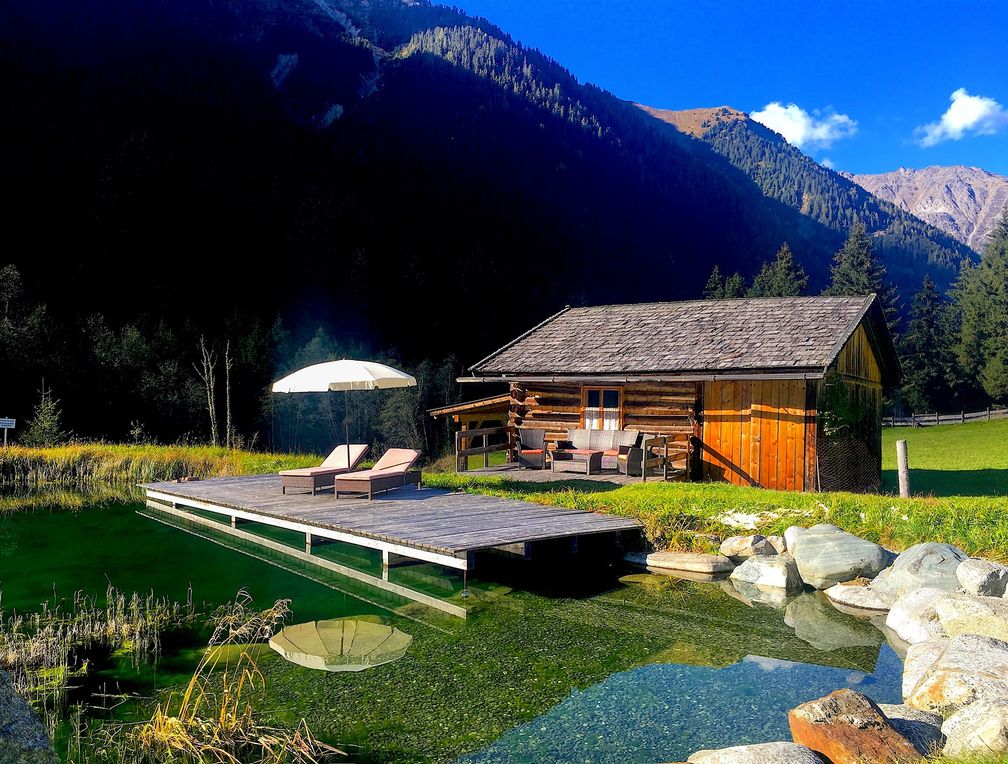 Bauernhof-Wellness, auf der Liege am See die Seele baumeln lassen Bild: Urlaub am Bauernhof Österreich Fotograf: Antje Zimmermann