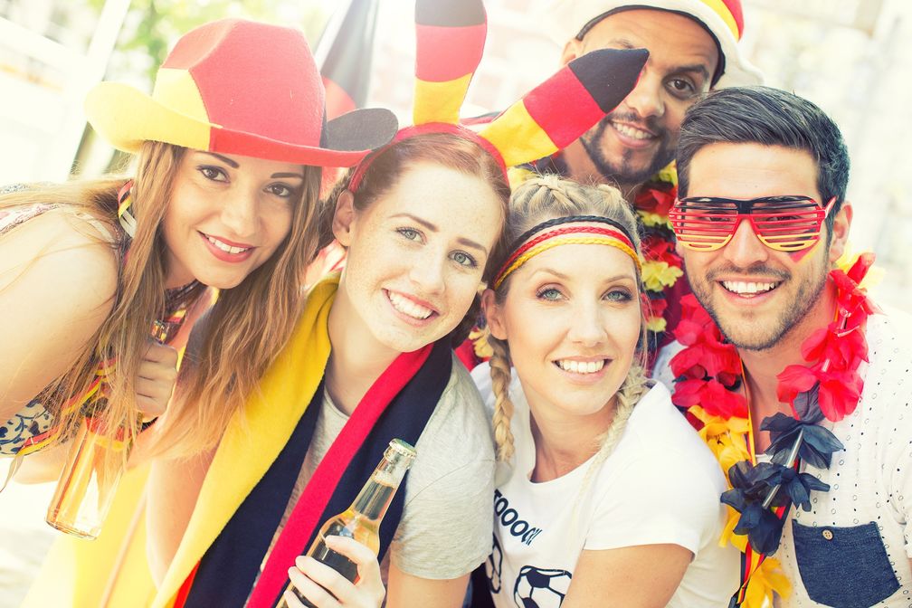 Ob Public Viewing oder vor dem heimischen Fernseher: Die Gesundheitstipps der Apotheken helfen, fit durch die EM zu kommen.