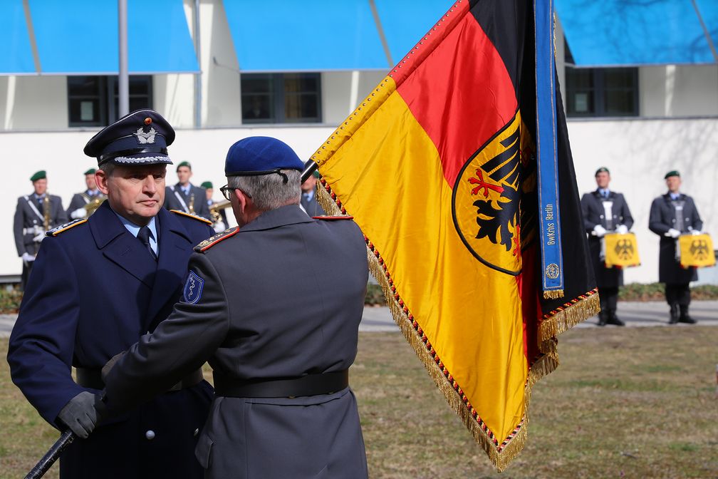 Der stellvertretende Inspekteur des Sanitätsdienstes und Kommandeur Gesundheitseinrichtungen, Generalstabsarzt Dr. Schoeps, übergibt mit die Truppenfahne an den neuen Kommandeur des Bundeswehrkrankenhauses Berlin.Bild: Sanitätsdienst der Bundeswehr Fotograf: Thilo Pulpanek