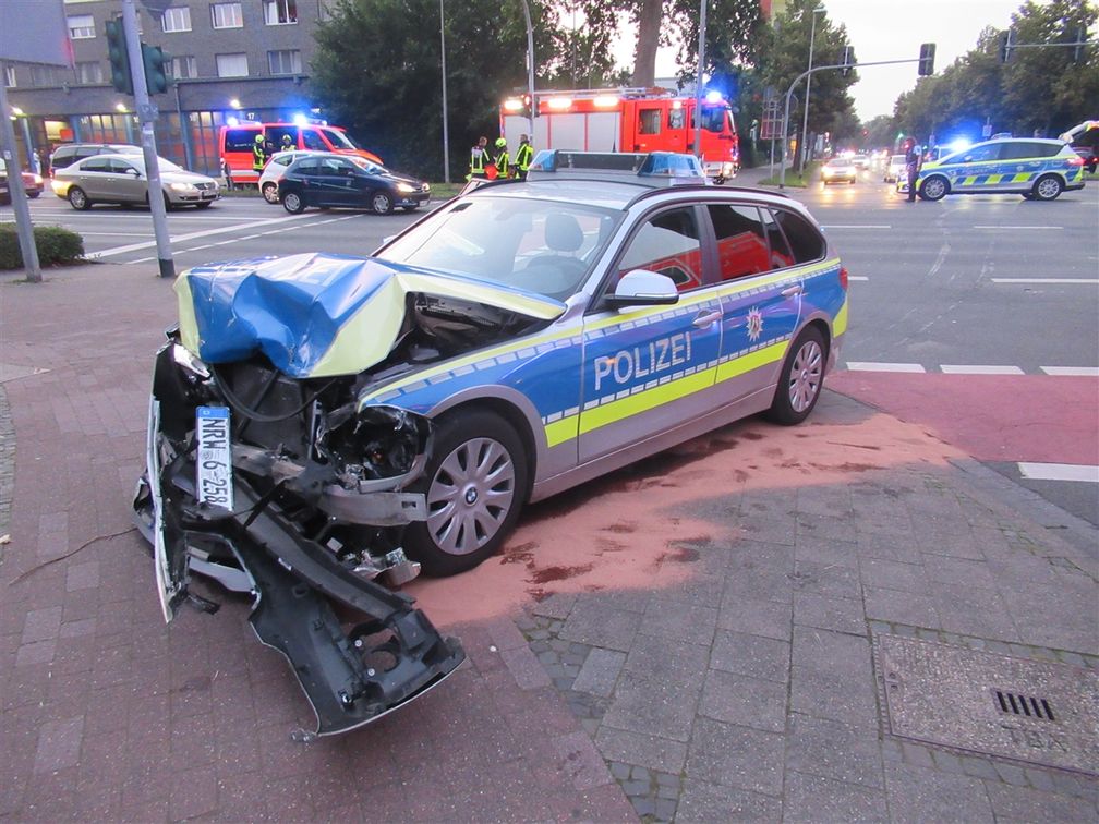 Das Foto zeigt den beschädigten Streifenwagen