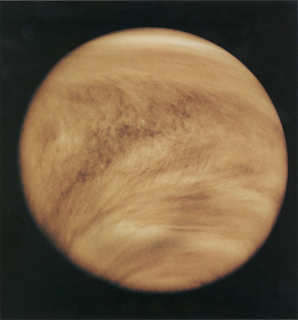 Eine Aufnahme der Venus des Orbiters Pioneer-Venus 1 im ultravioletten Licht (Falschfarben) zeigt deutliche Y-förmige Wolkenstrukturen
