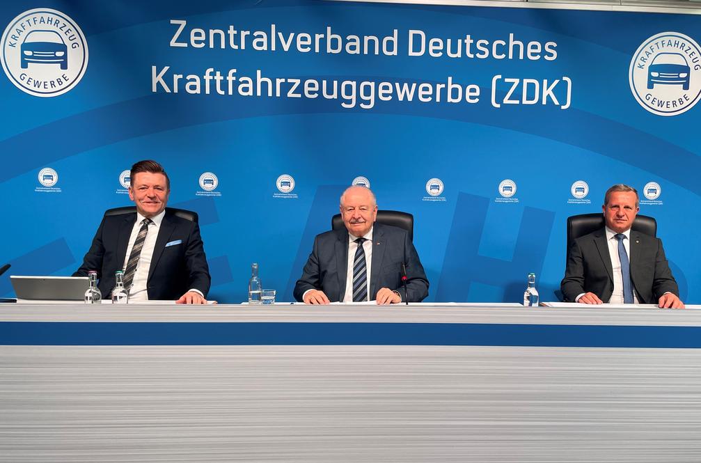 ZDK-Präsident Jürgen Karpinski (Mitte), Vizepräsident und Bundesinnungsmeister Wilhelm Hülsdonk (li.) sowie Vizepräsident Thomas Peckruhn (re.) (2022) Bild: Zentralverband Deutsches Kraftfahrzeuggewerbe (ZDK) Fotograf: ProMotor