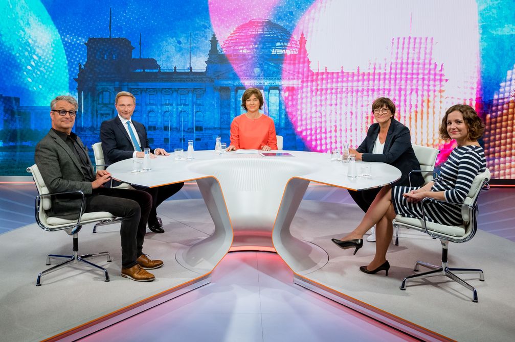 Von links: Gabor Steingart, Christian Lindner, Maybrit Illner, Saskia Esken, Henrike Roßbach.  Bild: ZDF Fotograf: Svea Pietschmann