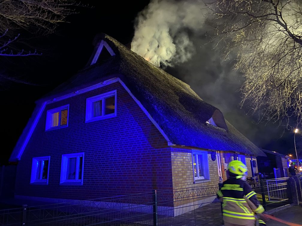 Schornsteinbrand eines Reetdachhauses in Henstedt-Ulzburg Bild: Feuerwehr