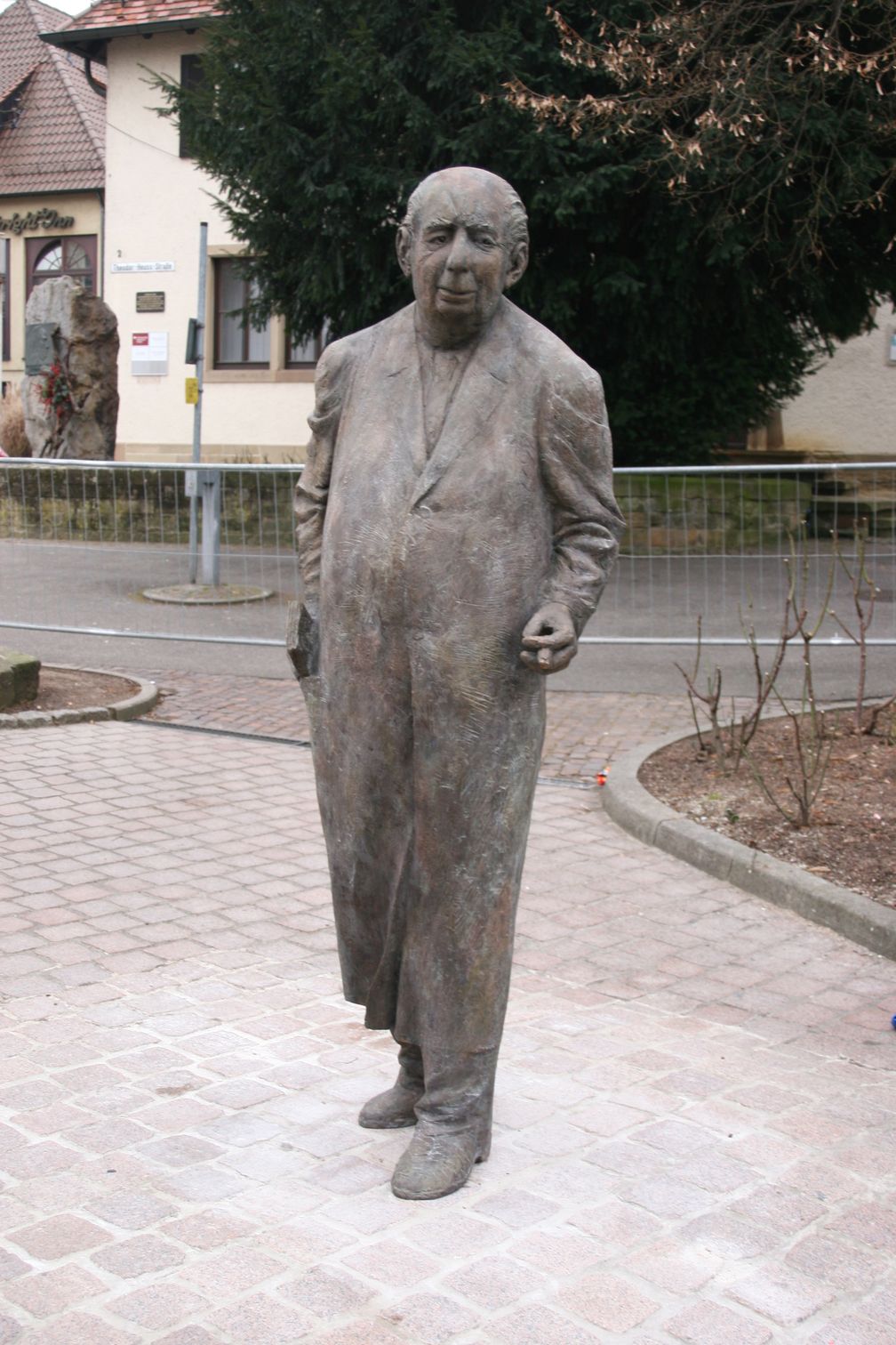 Heuss-Plastik aus Bronze vor dem Theodor-Heuss-Museum der Stadt Brackenheim