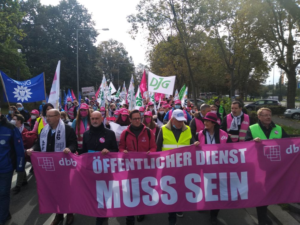 Vom Hauptbahnhof zogen die rund 750 Demonstrationsteilnehmer vor die Staatskanzlei. Bild: dbb Hessen beamtenbund und tarifunion Fotograf: Andreas Nöthen