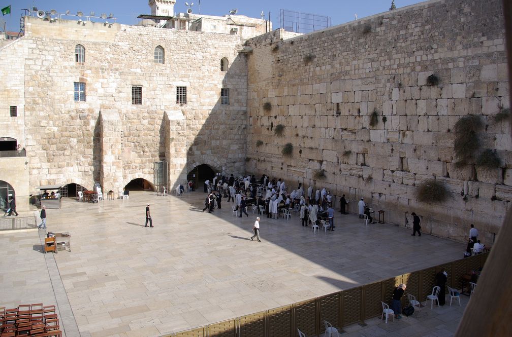 Klagemauer: Die Westmauer vom Zugang zum Tempelberg aus gesehen, im Vordergrund der abgegrenzte Bereich für Frauen. Der Raum unter dem rechten Bogen wird als Synagoge genutzt, im linken Bogen befindet sich der Eingang zum Westmauer-Tunnel.