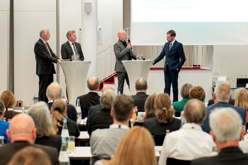 Auf dem Podium diskutierten (v.l.n.r.): Prof. Jörg Ziercke (Ehrenvorsitzender WEISSER RING), Bert Wendsche (Oberbürgermeister von Radebeul), Moderator Karsten Krogmann und Sachsens Ministerpräsident Michael Kretschmer.  Bild: WEISSER RING e. V. Fotograf: Christian J. Ahlers