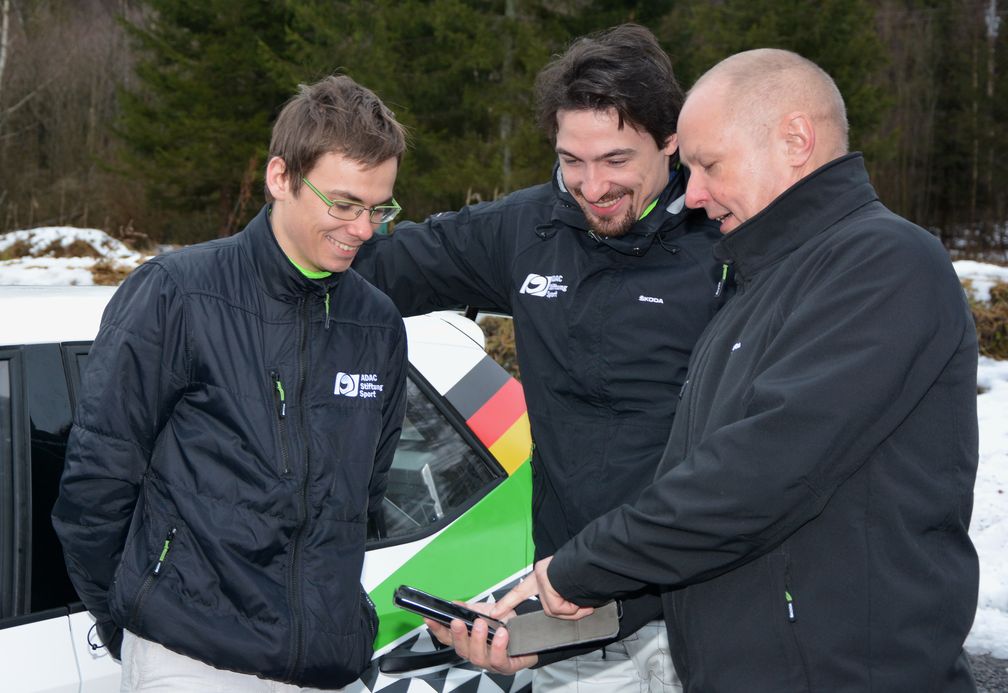Ein wichtiger Garant für den Erfolg des Duos Kreim/Christian ist der österreichische Serienchampion Raimund Baumschlager (rechts) als Chef des Einsatzteams BRR. Bild: "obs/Skoda Auto Deutschland GmbH"