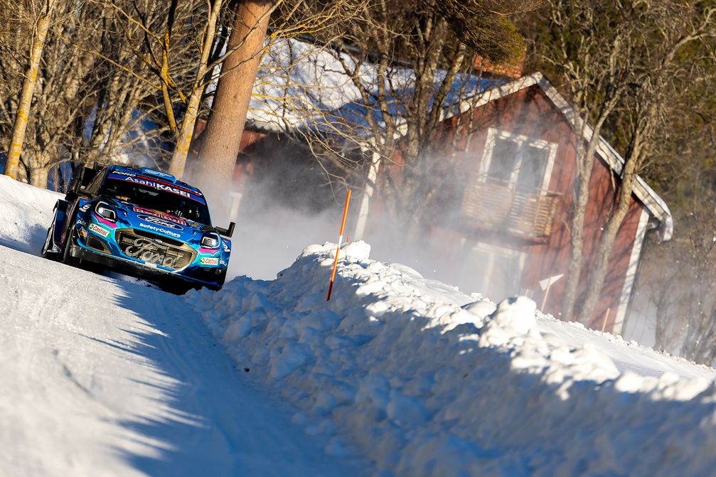 Ott Tänak und M-Sport Ford feiern sensationellen Sieg bei der WM-Rallye Schweden. Bärenstarke Vorstellung des Weltmeisters von 2019 sicherte dem über 368 kW (500 PS) starken Ford Puma Hybrid Rally1 den insgesamt zweiten WM-Laufsieg.