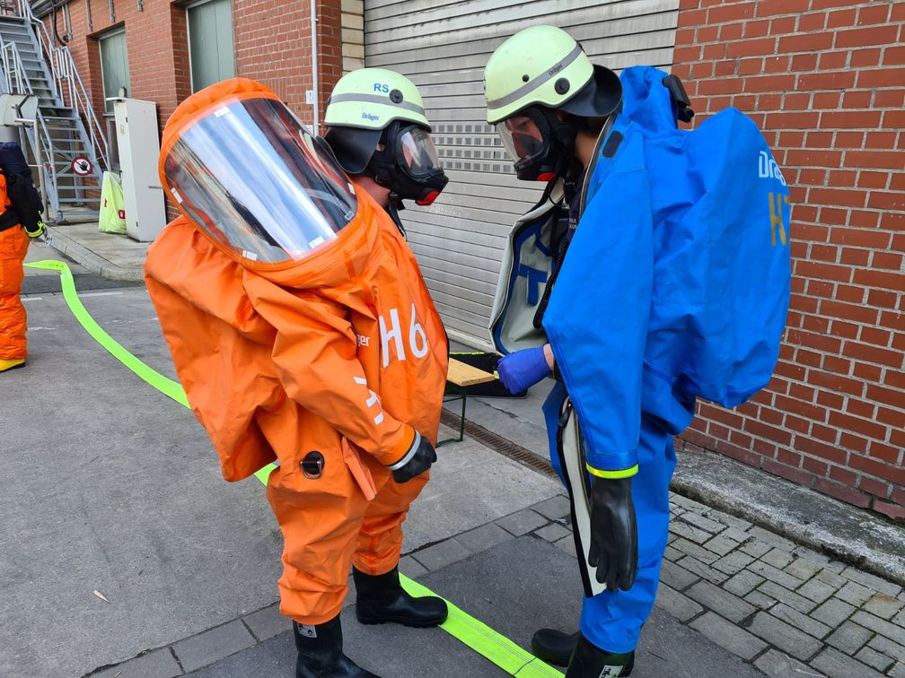 Einsatz unter Chemiekalienschutzanzug Bild: Feuerwehr Herdecke