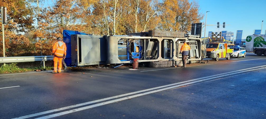 Beim Abbiegevorgang fiel diese 23t schwere Siebmaschine vom Auflieger. Bild: Polizei