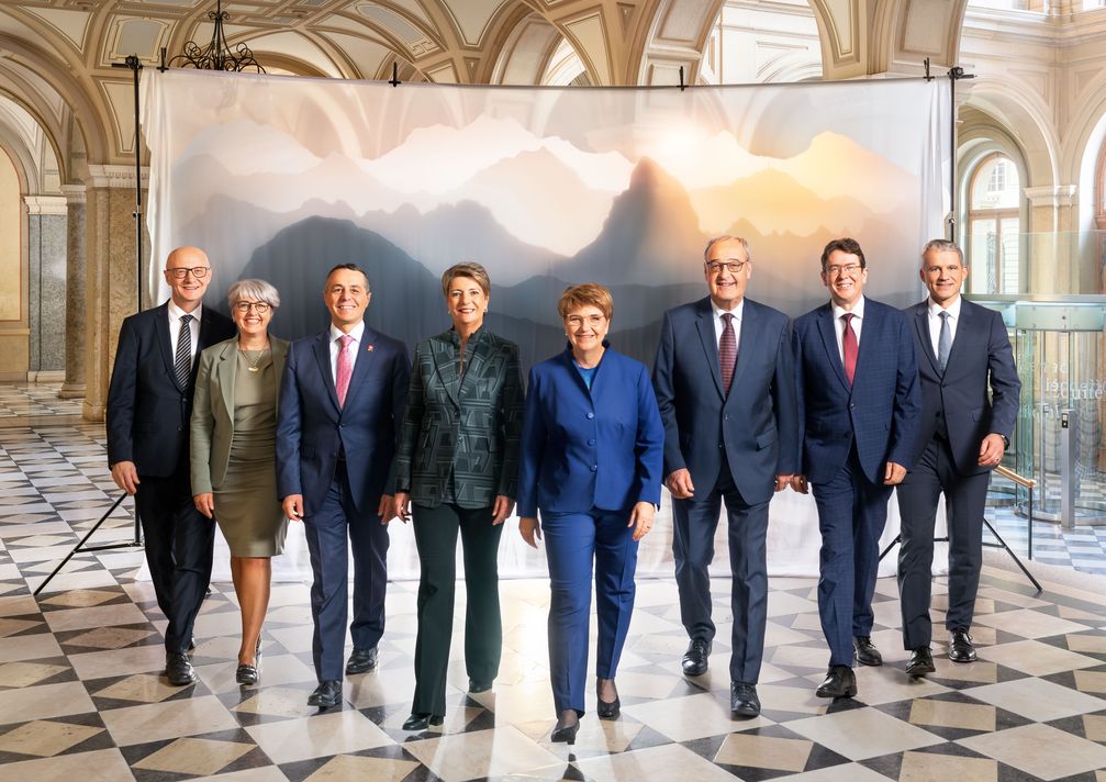 Karin Keller-Sutter (vierte von links) auf dem offiziellen Bundesratsfoto (2024)