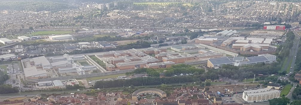 Blick auf die Haftanstalt Belmarsh (Mitte),  links davon HMP Isis, rechts daneben HMP Thameside