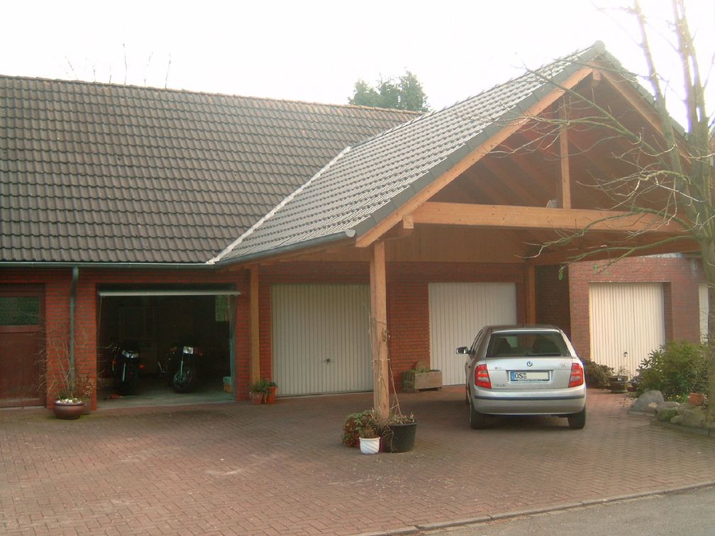 Garagen mit Schwingtor und vorgelagertem Carport