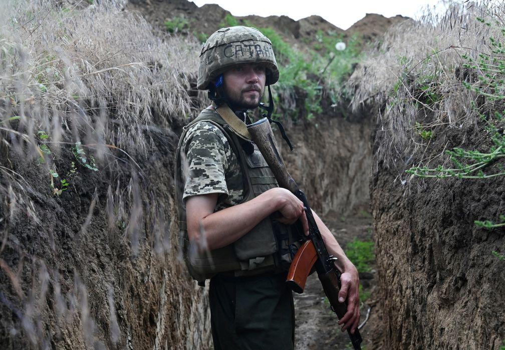 Ein ukrainischer Soldat mit der Aufschrift "Satan" auf seinem Helm im Gebiet Nikolajew (Symbolbild) Bild: GENYA SAVILOV