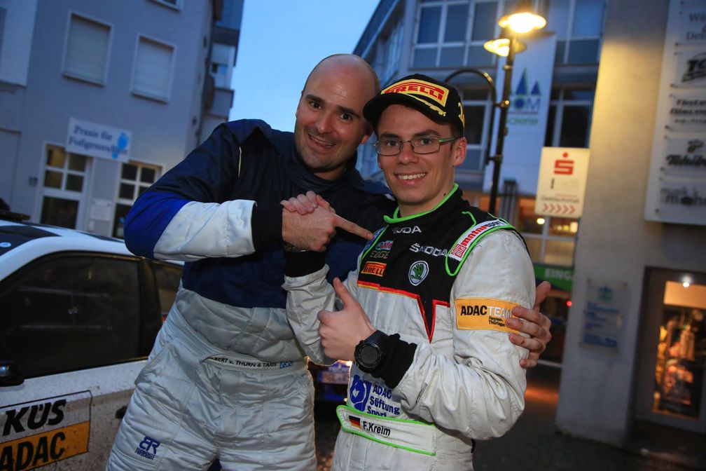 Zu den Gratulanten von Fabian Kreim gehört auch Prinz Albert von Thurn und Taxis. Er belegt im SKODA FABIA R5 selbst einen hervorragenden sechsten Platz und feiert damit eine überzeugende Generalprobe für seinen Start in der FIA Rallye-Europameisterschaft (ERC). Bild: "obs/Skoda Auto Deutschland GmbH"