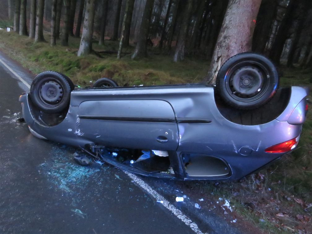 Auf der K 3 in Kierspe erwischte es diesen Kleinwagen: Er schleuderte und überschlug sich. Bild: Polizei MK