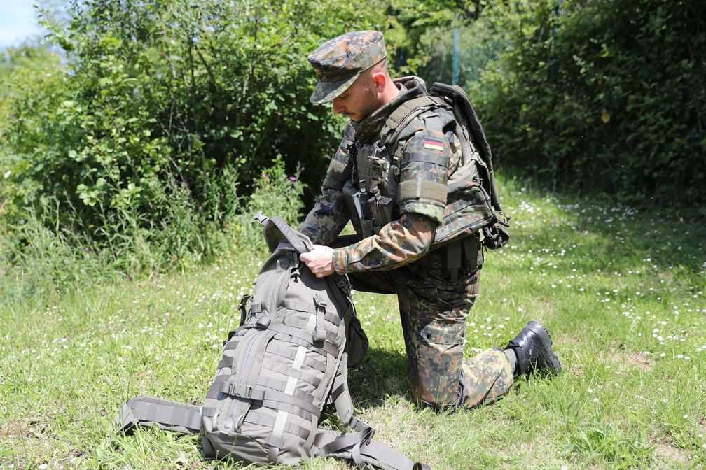 Soldat mit dem Schutzwestensystem modulare ballistische Schutz- und Trageausstattung (MOBAST) sowie dem Rucksacksystem 110Lite Bild: Bundeswehr / Dirk Bannert Fotograf: Dirk Bannert